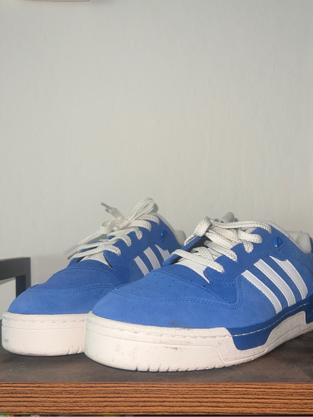 Adidas Forum / Rivalry-style suede model